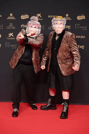 Los actores Víctor Monigote (i) y Rafael Arnau (d) posan en la alfombra roja de los Premios Goya.