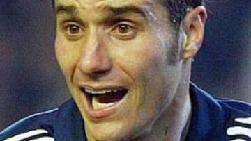 <B>PENDIENTES DE SU EVOLUCIÓN.</B> El centrocampista blanco se retiró del estadio maño con un collarín.