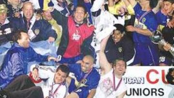 <b>UN ADIÓS INESPERADO. </b>El 28 de noviembre de 2000, Bianchi (arriba a la derecha) ganó su tercera Copa Intercontinental tras vencer al Madrid. El 23 de septiembre de 2001, Macri invadió su rueda de Prensa y él se fue de la sala (abajo izquierda). Se despidió de La Bombonera el 16 de diciembre (abajo derecha).