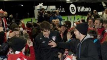 <b>LA LLEGADA DE LOS HÉROES. </b>Los rojiblancos fueron recibidos por sus aficionados en la terminal de Manchester, tras ganar al United en Old Trafford. En las imágenes, Fernando Llorente, Marcelo Bielsa, Toquero y Javi Martínez son aclamados por los hinchas.