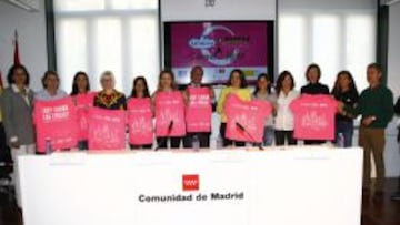 Un momento de la presentación de la etapa madrileña de la Carrera de la Mujer. Todas irán ataviadas con una camiseta rosa.