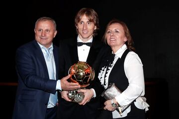 El jugador croata del Real Madrid Luka Modric, ganador del Balon de Oro, con sus padres.