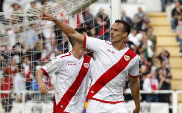 Se incorporaría al Rayo Vallecano en 2002, siendo cedido a su al San Sebastián durante 6 meses. Finalmente, Amaya que volvió, convirtiéndose en uno de los pilares en la defensa vallecana y capitán.En 2011 el Betis anunció su fichaje a cambio de 1.280.000€.













