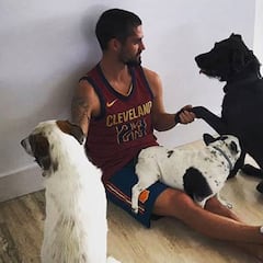 Isco reafirma su amor por los perros con el libro que amenizará su mes de baja
