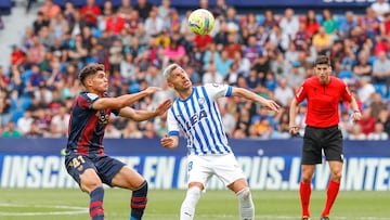 Momento del partido entre el Alavés y el Levante.