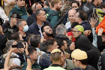 El rey Felipe habla con los vecinos afectados por la riada. 