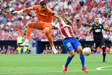 Angel Correa marca el 1-0.