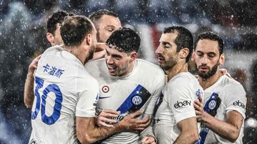 Inter Milan's Italian defender #95 Alessandro Bastoni (C) and teammates celebrates at the end of the Italian Serie A football match between AS Roma and Inter Milan at the Olympic stadium in Rome on February 10, 2024. (Photo by Alberto PIZZOLI / AFP)