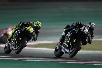 El español Maverick Viñales corre junto al italiano Valentino Rossi. 