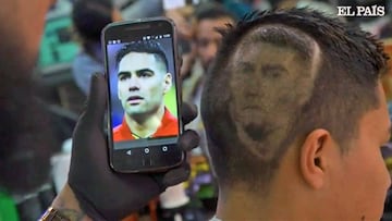 Peluquero colombiano esculpe caras de jugadores en la cabeza