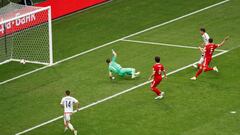 H&eacute;ctor Moreno definiendo ante Akinfeev en la jugada que acab&oacute; anulada por el VAR. 