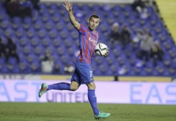 1-2. Barral celebró el primer tanto.