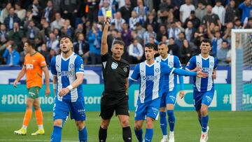 VITORIA, 14/05/2025.- El árbitro Gil Manzano (3-i) muestra tarjeta amarilla a Facundo Garcés (2-i) del Alavés, durante el partido de la jornada 36 de LaLiga EA Sports que Deportivo Alavés y Valencia CF disputan este miércoles en el estadio de Mendizorrotza, en Vitoria. EFE/Adrián Ruiz Hierro