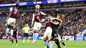 Birmingham (United Kingdom), 22/10/2024.- Ross Barkley (C) of Villa attempts to head the ball during the UEFA Champions League soccer match between Aston Villa FC and Bologna FC 1909, in Birmingham, Britain, 22 October 2024. (Liga de Campeones, Reino Unido) EFE/EPA/ADAM VAUGHAN