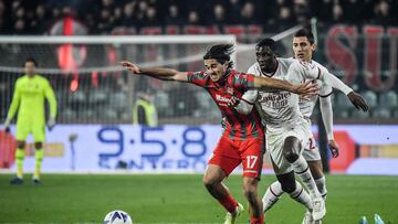 Cremonese's Italian defender Leonardo Sernicola (C) and AC Milan's Senegalese defender Fode Ballo-Toure (R)  go for the ball during the Italian Serie A football match between Cremonese and AC Milan on November 8, 2022 at the Giovanni-Zini stadium in Cremona. (Photo by Filippo MONTEFORTE / AFP)