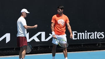 Samuel López le da instrucciones a Carlos Alcaraz durante un entrenamiento en el Open de Australia.