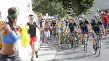 AL FRENTE. El Movistar de Valverde y Nairo Quintana tomó la responsabilidad del pelotón en el primer tramo de Capileira, la primera ascensión seria de la Vuelta 2015.