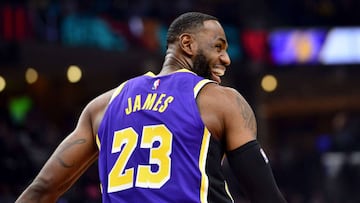 LeBron James sonríe durante un partido.