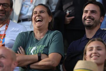 Conchita Martinez ríe al escuchar a Mirra Andreeva en Roland Garros.
