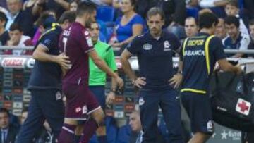 Lucas Pérez, retirándose en un partido con el Deportivo.