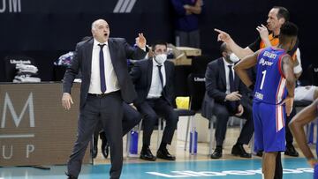 Pablo Laso protesta al árbitro durante el partido de la Euroliga que enfrentaba al Real Madrid y al Anadolu Efes.