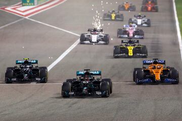 El piloto finlandés de Mercedes, Valtteri Bottas (L), el piloto británico de Mercedes, George Russell, y el piloto español de McLaren, Carlos Sainz Jr, compiten por la posición durante el Gran Premio de Fórmula Uno de Bahréin en el Circuito Internacional de Bahréin en la ciudad de Sakhir