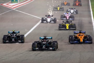 El piloto finlandés de Mercedes, Valtteri Bottas (L), el piloto británico de Mercedes, George Russell, y el piloto español de McLaren, Carlos Sainz Jr, compiten por la posición durante el Gran Premio de Fórmula Uno de Bahréin en el Circuito Internacional de Bahréin en la ciudad de Sakhir