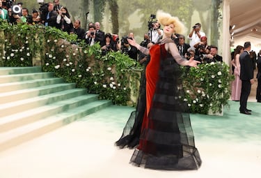 La actriz de 'Juegos de Tronos', Gwendoline Christie, posa con un vestido de terciopelo rojo Maison Margiela de John Galliano.