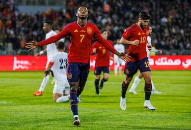 Ansu Fati se trasladó de Guinea-Bisáu a sus seis años, junto a su familia, a la localidad sevillana de Herrera. Jugó en la cantera del Sevilla hasta que fichó por la cantera del Barcelona. Debutó con España en septiembre de 2020, un mes antes de cumplir los 18 años. Ha jugado 10 partidos anotando 2 goles.