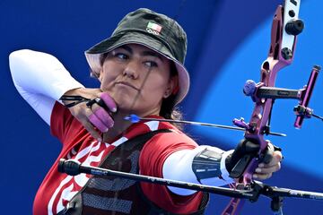 Mexico's Alejandra Valencia competes in the archery Women's team quarterfinal during the Paris 2024 Olympic Games at the Esplanade des Invalides in Paris on July 28, 2024. (Photo by Punit PARANJPE / AFP)