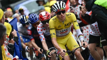 UAE Team Emirates - XRG team's Slovenian rider Tadej Pogacar wearing the overall leader's yellow jersey, Team Visma - Lease a bike team's Danish rider Jonas Vingegaard wearing the best climber's polka dot (dotted) jersey, Team Picnic PostNL team's British rider Oscar Onley and Red Bull - BORA - hansgrohe team's German rider Florian Lipowitz cycle in the final ascent of La Plagne during the 19th stage of the 112th edition of the Tour de France cycling race, 93.1 km between Albertville and La Plagne, in the French Alps, on July 25, 2025. The 19th stage of the Tour de France was shorted from its initial 129.9 km route, bypassing the Col des Saisies where an outbreak of nodular dermatitis in a herd of cattle was discovered, prompting organizers to modify the race route. (Photo by Marco BERTORELLO / AFP)