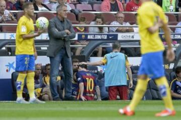 Messi entrando en el vestuario.