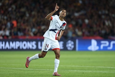 1-1. Senny Mayulu celebra el gol.