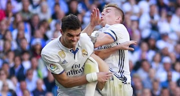 Kroos accidentally breaks Pepe's ribs