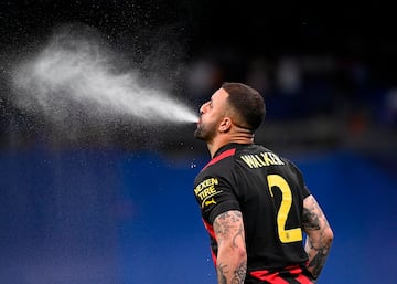 El mítico ritual pre-partido del defensor del City Kyle Walker.  El jugador nacido en Sheffield tien por costumbre escupir agua antes del pitido inicial. 