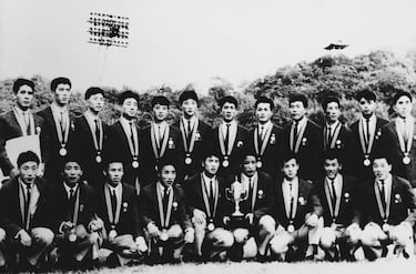 Corea del Norte se clasificó para el Mundial de Inglaterra 1966 tras eliminar a Australia. Derrota con la Unión Soviética, empate con Chile y una misión hercúlea por delante para llegar a cuartos de final: derrotar a Italia. Un gol de Doo Ik Pak, un odontólogo con título de sargento, consumó la gesta y fraguó la leyenda ya que los transalpinos aseguraron que Corea del Norte jugaba con 22 jugadores, once distintos en cada parte aprovechando el parecido físico. En cuartos llegaron a ir ganando 3-0 a Portugal, pero Eusebio acabó con el sueño de los asiáticos evitando un segundo 'partido de sus vidas'.