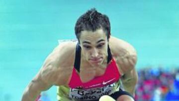 <b>VUELO. </b>Sebastian Bayer salta 8,71 metros, récord europeo.