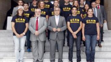 Jos&eacute; Luis Mendoza y Alejandro Blanco posan con los deportistas becados.