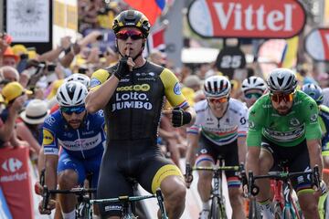 El ciclista holandés Dylan Groenewegen celebra su victoria en la séptima etapa.