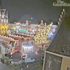 Muere una mujer al caerle un árbol de Navidad en un mercadillo