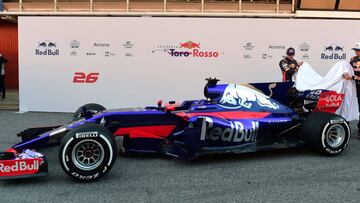 Carlos Sainz y Daniil Kvyat destapan el nuevo Toro Rosso STR12.