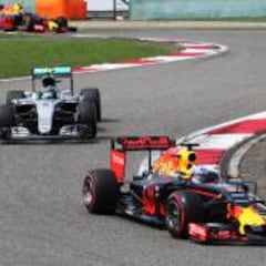 Mercedes ya no sólo tiene ojos para Ferrari, Red Bull preocupa