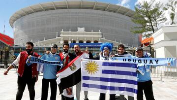 MUN025. EKATERINBURG, 15/06/2018.- Aficionados de las selecciones de Egipto y Uruguay se encuentran en los alrededores del estadio Ekaterinburg Arena, lugar donde jugarán esta tarde en partido correspondiente a la primera jornada del grupo B del Mundial R