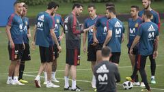 Fernando Hierro, seleccionador nacional, durante el entrenamiento de Espa&ntilde;a en Krasnodar para preparar el partido ante Marruecos.