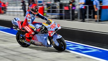 Márquez en el pit lane de Qatar con su Ducati.