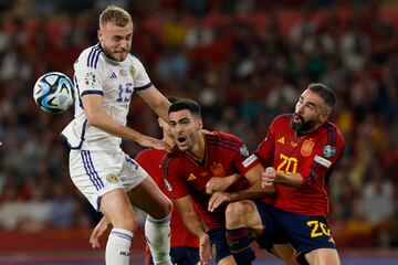 Los jugadores de la selección española, Mikel Merino y Dani Carvajal , disputan el balón ante el jugador de Escocia, Ryan Porteous.