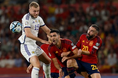 Los jugadores de la selección española, Mikel Merino y Dani Carvajal , disputan el balón ante el jugador de Escocia, Ryan Porteous.