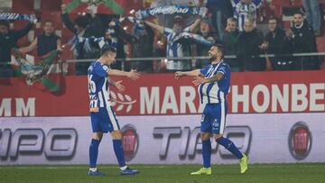Diéguez y Borja Bastón celebran el gol del delantero