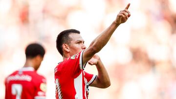 Eindhoven (Netherlands), 01/09/2024.- Hirving Lozano of PSV celebrates with teammates after scoring the 2-0 goal during the Dutch Eredivisie soccer match between PSV Eindhoven and Go Ahead Eagles in Eindhoven, Netherlands, 01 September 2024. (Países Bajos; Holanda) EFE/EPA/BART STOUTJESDIJK
