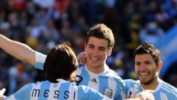 Un hat-trick de Higuaín lleva a Argentina a octavos